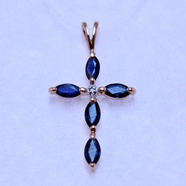 Декоративный крестик из красного золота с сапфирами и бриллиантом